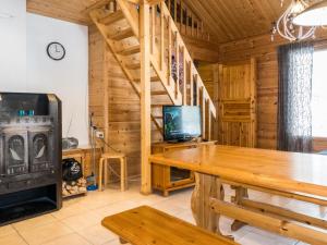 レヴィにあるHoliday Home Hirvas levi 2 by Interhomeの暖炉とテレビ付きのログキャビンリビングルーム