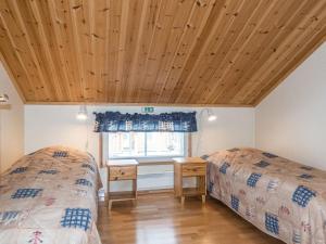 - 2 lits dans une chambre dotée de plafonds en bois dans l'établissement Holiday Home Kätkänkulma a1 by Interhome, à Levi