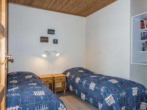 - une chambre avec 2 lits et une table de nuit dans l'établissement Holiday Home Kätkänkulma a1 by Interhome, à Levi