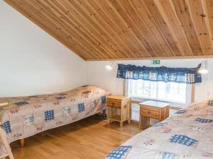 - 2 lits dans une chambre avec fenêtre dans l'établissement Holiday Home Kätkänkulma a1 by Interhome, à Levi