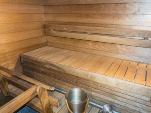 - un sauna en bois avec une baignoire dans l'établissement Holiday Home Kätkänkulma a1 by Interhome, à Levi