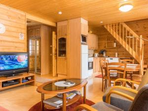 een woonkamer met een televisie en een eetkamer bij Holiday Home Nuottiukko by Interhome in Levi