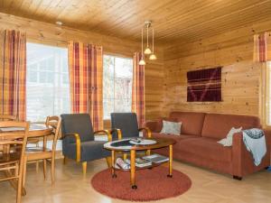 een woonkamer met een bank en een tafel bij Holiday Home Nuottiukko by Interhome in Levi