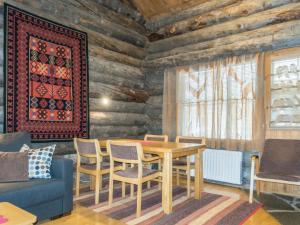 ein Esszimmer mit Tisch und Stühlen in der Unterkunft Holiday Home Atokka by Interhome in Levi