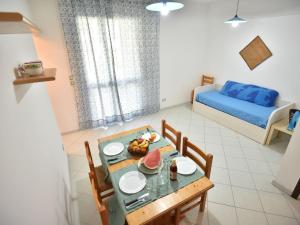 Silvi PaeseにあるApartment Cerrano by Interhomeのテーブル、椅子、ベッドが備わる小さな客室です。