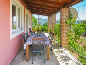 Balkón alebo terasa v ubytovaní Holiday Home Kata by Interhome