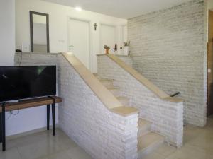 Televízia a/alebo spoločenská miestnosť v ubytovaní Holiday Home Kata by Interhome
