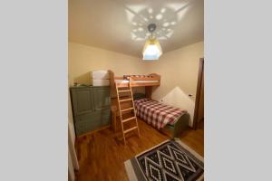 ein kleines Zimmer mit einem Etagenbett und einer Leiter in der Unterkunft Appartamento per 5 Abetone, vista Piste. in Abetone