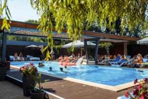 un grupo de personas en una piscina en RiverSide- Restaurant, Hotel, Beach en Chernihiv