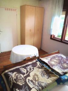 una camera con un letto e due tappeti sul pavimento di Dream a Drvar