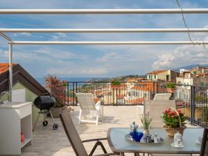 un patio con tavolo e sedie sul balcone. di Holiday Home Toni - TZR240 by Interhome a Terzorio