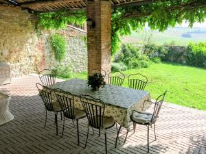 アルフィアーノ・ナッタにあるHoliday Home Rovelli by Interhomeの田園の景色を望むパティオ(テーブル、椅子付)