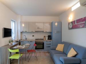 TerzorioにあるHoliday Home Toni - TZR240 by Interhomeのリビングルーム(青いソファ付)、キッチン