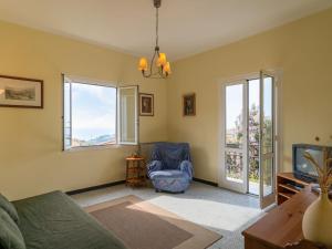 CivezzaにあるHoliday Home Ca' del Sole by Interhomeのリビングルーム(ソファ、椅子、窓付)