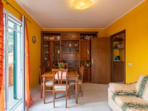 SoldanoにあるHoliday Home Ludovica by Interhomeのテーブルとソファのあるダイニングルーム