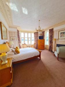 a large bedroom with a large bed and windows at Corriemar House in Oban