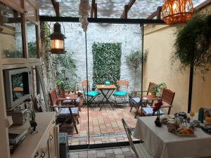 cocina con patio con mesa y sillas en Juttershoek, en Kampen