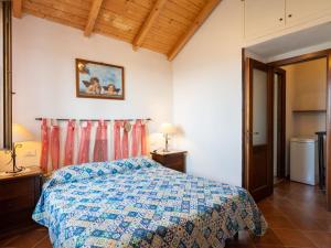 迪亚诺圣皮耶特罗Holiday Home Casa U Baregu by Interhome的一间卧室配有一张带蓝色和红色棉被的床 更多18张照片