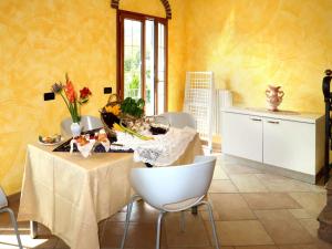 Un comedor con mesa y sillas y una cocina. en Holiday Home Casa Marco by Interhome, en Caravonica 11 fotos más