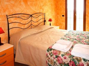 Un dormitorio con una cama con una colcha floral. en Holiday Home Casa Marco by Interhome, en Caravonica