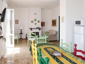 Holiday Home Casa Barba by Interhome في Caravonica: غرفة معيشة مع طاولة وكراسي