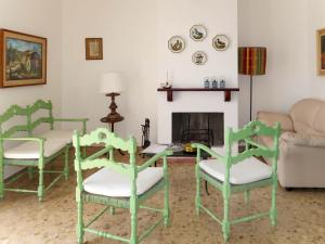 un soggiorno con sedie, tavolo e camino di Holiday Home Casa Barba by Interhome a Caravonica