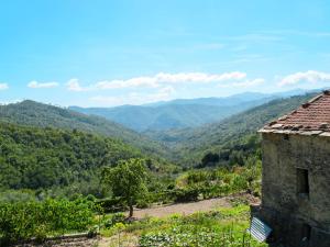 OnzoにあるApartment Daniele by Interhomeの家から山々の景色
