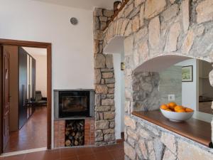 Cisano sul NevaにあるHoliday Home Rosmarino by Interhomeの石造りの暖炉(リビングルーム内、オレンジ入り)