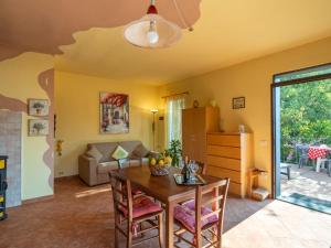 - un salon avec une table et un canapé dans l'établissement Holiday Home Casa Trinità by Interhome, à Diano Borello