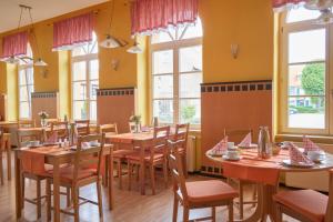 En restaurant eller et andet spisested på Boselblick Gästezimmer & Biergarten