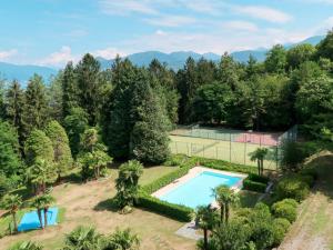 una vista aérea de una piscina y una pista de tenis en Apartment Euroville-4 by Interhome, en Germignaga