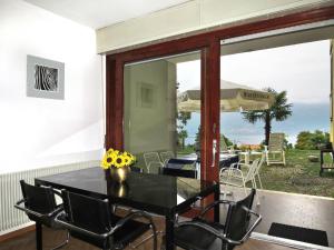 ein Esszimmer mit Tisch und Stühlen in der Unterkunft Apartment Euroville-6 by Interhome in Germignaga