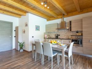 uma cozinha e sala de jantar com mesa e cadeiras em Holiday Home Gelsomini - CCO522 by Interhome em Colico
