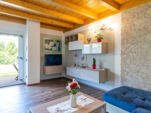 uma sala de estar com um sofá azul e uma mesa em Holiday Home Gelsomini - CCO522 by Interhome em Colico