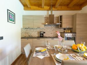 uma cozinha com uma mesa de madeira e uma sala de jantar em Holiday Home Gelsomini - CCO522 by Interhome em Colico