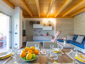 uma sala de jantar com uma mesa com uma taça de fruta em Holiday Home Gelsomini - CCO522 by Interhome em Colico