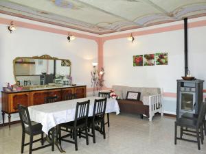 comedor con mesa, sillas y espejo en Holiday Home Il Cavaliere by Interhome, en Castellero