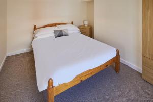 ein Schlafzimmer mit einem weißen Bett mit einer Schleife darauf in der Unterkunft Host & Stay - 1 Oswy Street in Whitby