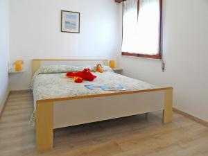 Un pat sau paturi într-o cameră la Apartment Antonella-1 by Interhome +10 fotografii