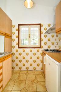 una cucina con farfalle gialle sul muro di Holiday Home Cassiopea-1 by Interhome a Bibione