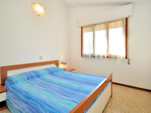 una camera con un grande letto e una finestra di Holiday Home Cassiopea by Interhome a Bibione