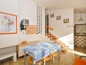 una sala da pranzo con tavolo e sedie di Holiday Home Cassiopea by Interhome a Bibione