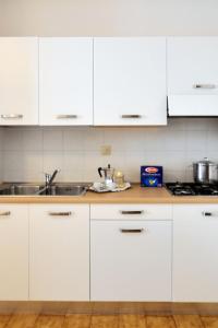 Kuchyň nebo kuchyňský kout v ubytování Apartment Pleione-2 by Interhome