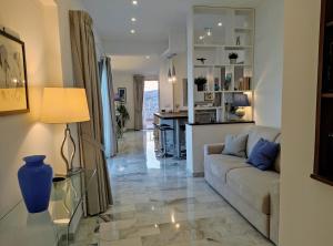a living room with a couch and a kitchen at My View Guest House in Naples