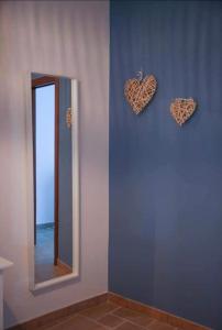een badkamer met twee harten aan de muur en een spiegel bij IL CAMPANILE APARTMENTS in Bari