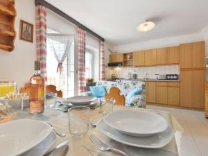stół z talerzami i przyborami kuchennymi w kuchni w obiekcie Apartment Tieja de Gotart-1 by Interhome w mieście Vigo di Fassa