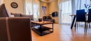 A television and/or entertainment centre at Dreamy Home by the Sea