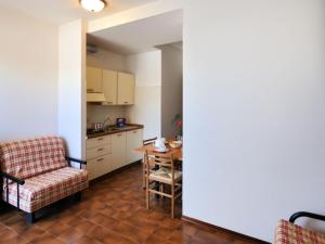 uma cozinha e sala de jantar com mesa e cadeiras em Apartment Cavallino by Interhome em Bibione
