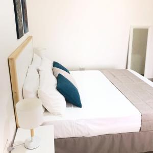 トッレ・サン・ジョヴァンニ・ウジェントにあるCasa Jasminのベッドルーム(白いベッド1台、枕、椅子付)