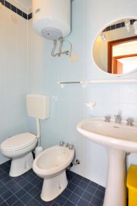 y baño con aseo y lavamanos. en Apartment Cavallino - BIB116 by Interhome en Bibione